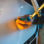 Auto na oprave karosérie v servise, efektívne a cenovo dostupné riešenia.