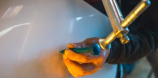 Auto na oprave karosérie v servise, efektívne a cenovo dostupné riešenia.