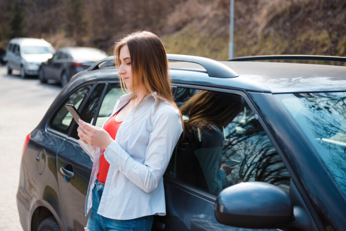 Vodič pohodlne sediaci za volantom s ergonomickým vybavením a navigáciou na obrazovke.