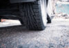 Pneumatika auta odfotená v kontraste letného slnka a zimného snehu.
